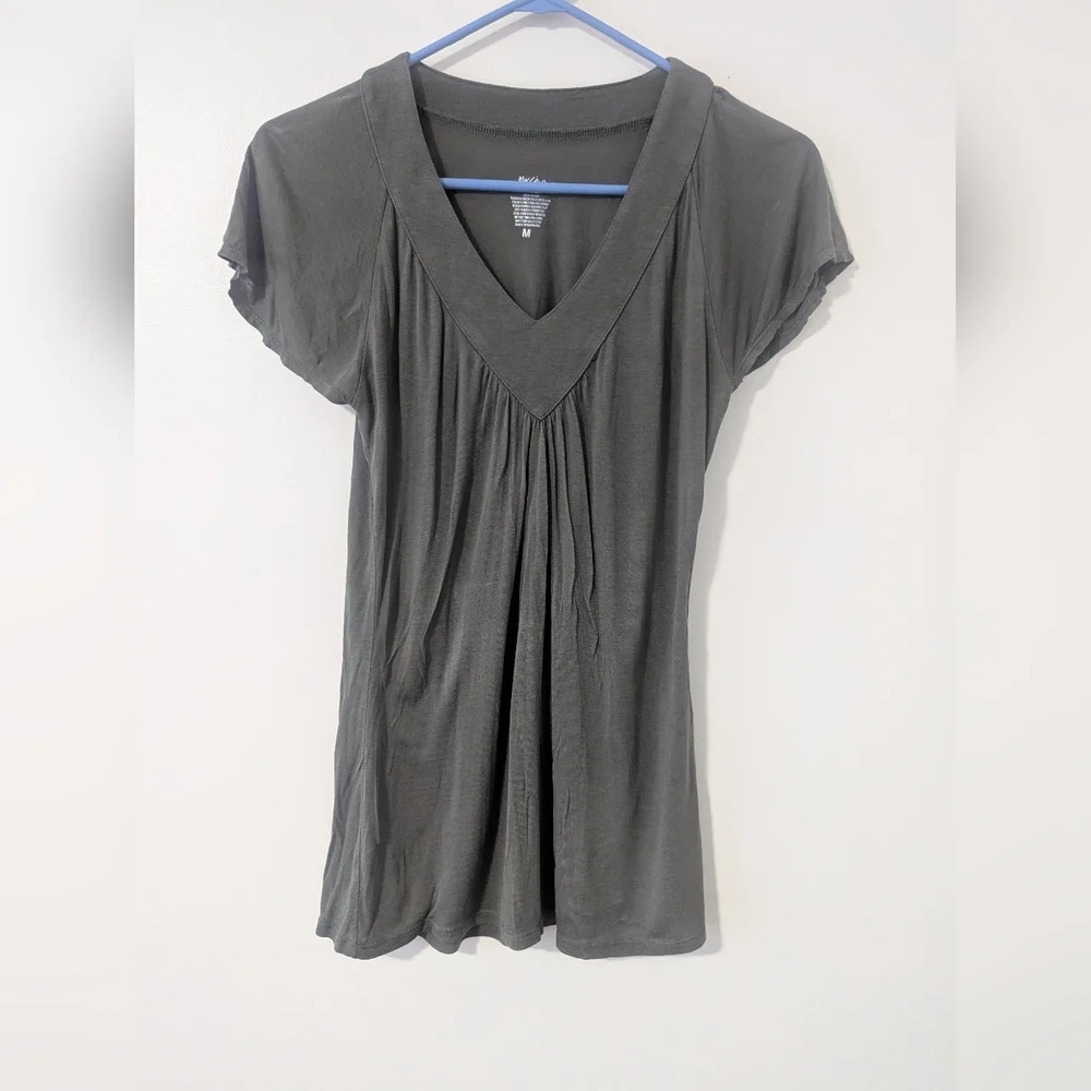 Mossimo Women's V-Neck Green Flowy T-Shirt - Size Medium Great Condition Casual - Picture 1 of 4